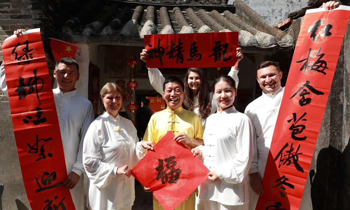 Foreigners write Spring Festival couplets together with local calligraphers in Sanya on January 31, 2026. Photo: VCG