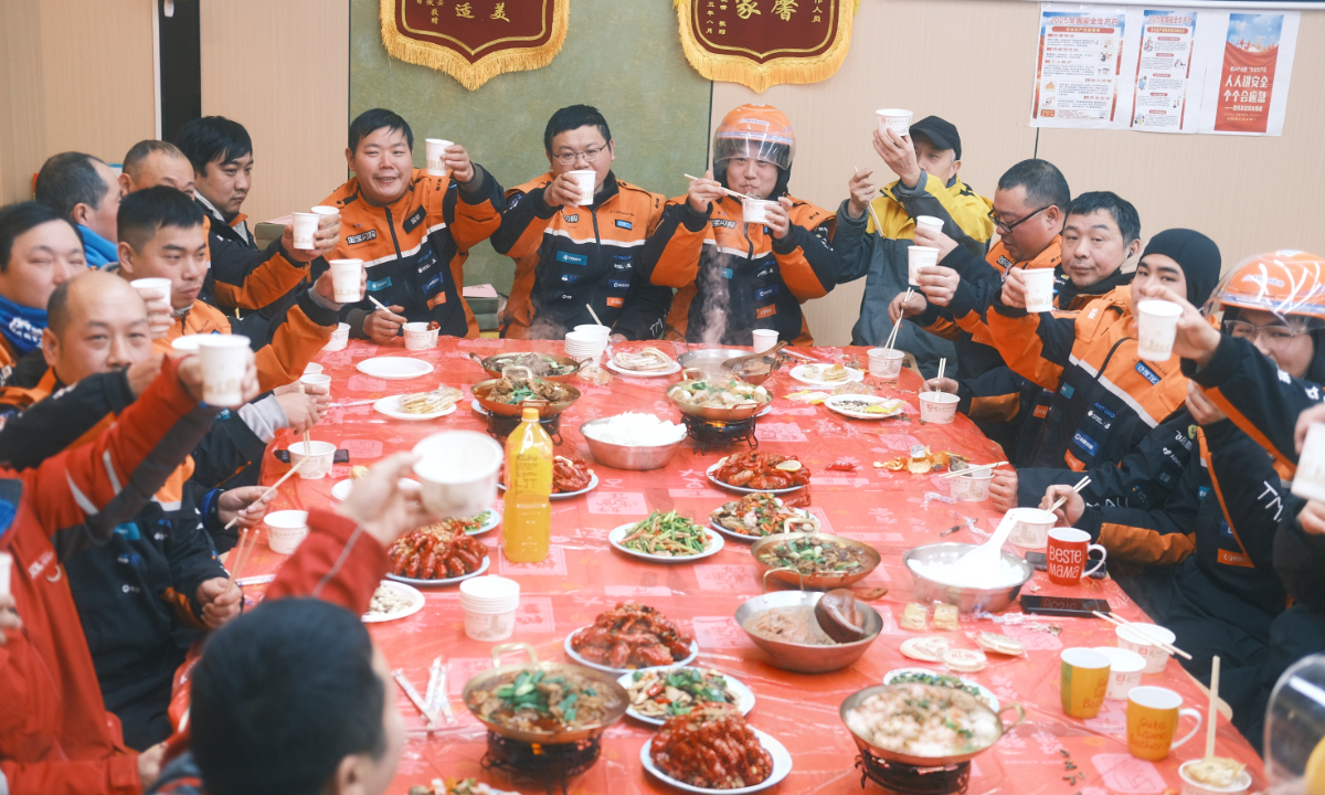 Qianjiang crayfish are served as part of the New Year's reunion dinner for couriers and food delivery riders at a canteen in Wuhan, capital of Central China's Hubei Province on February 3. Photo: Zhang Pan