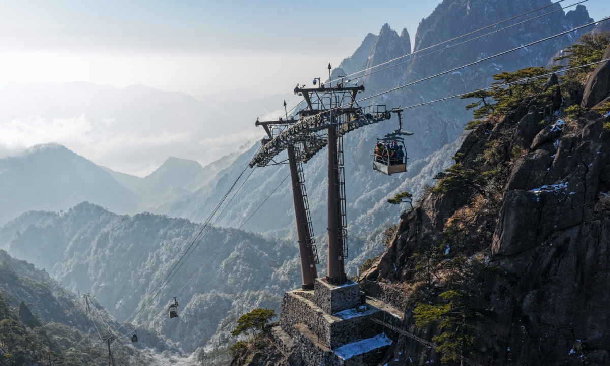 Cableway workers carry out the annual inspection on a maintenance vehicle in Huangshan Mountain, East China's Anhui Province. Photo: Hou Ruidong/People's Daily