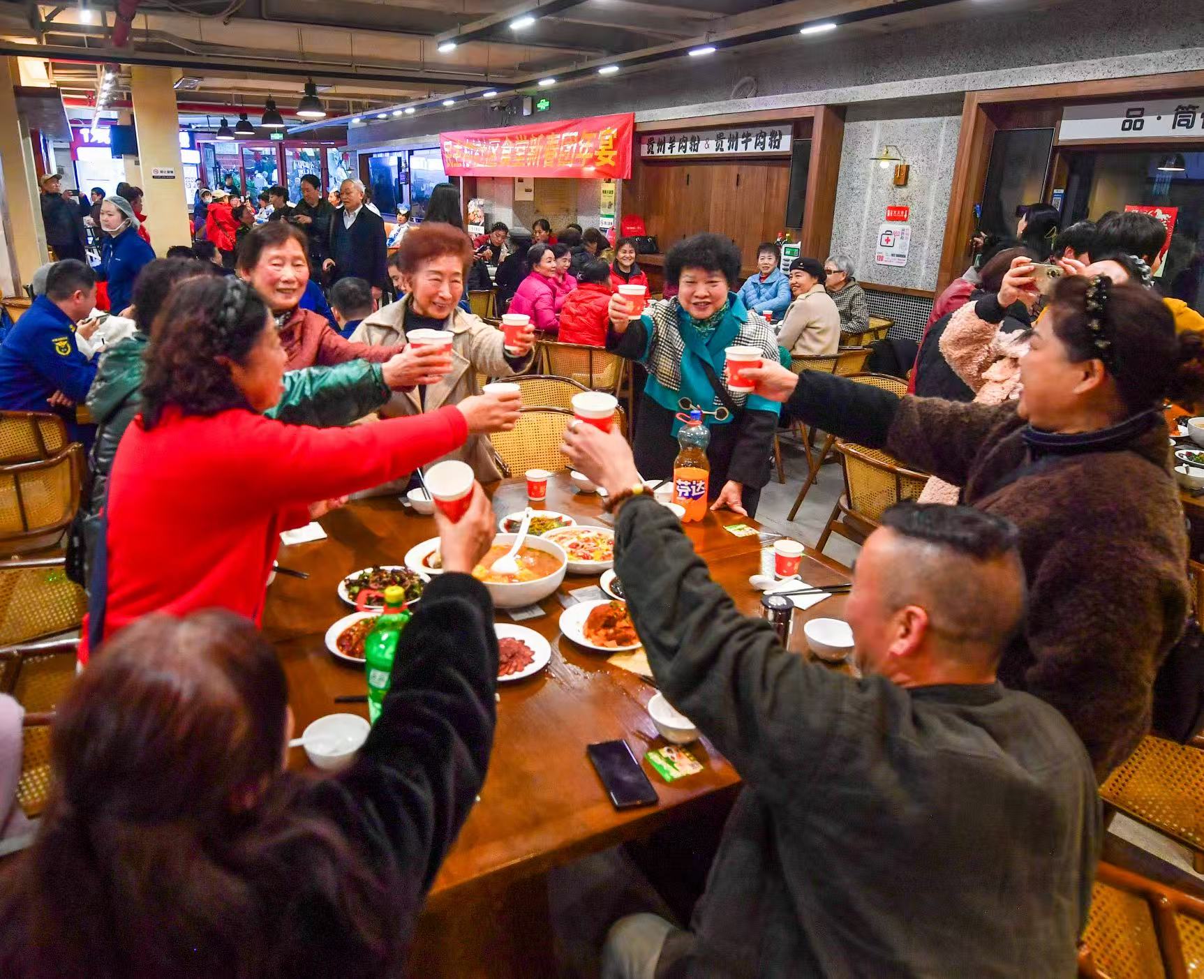 Senior residents gather at the community canteen for the Chinese New Year reunion banquet in Minzhu village community, Jiulongpo district, Southwest China’s Chongqing Municipality. Photo: Zhou Bangjing/People’s Daily