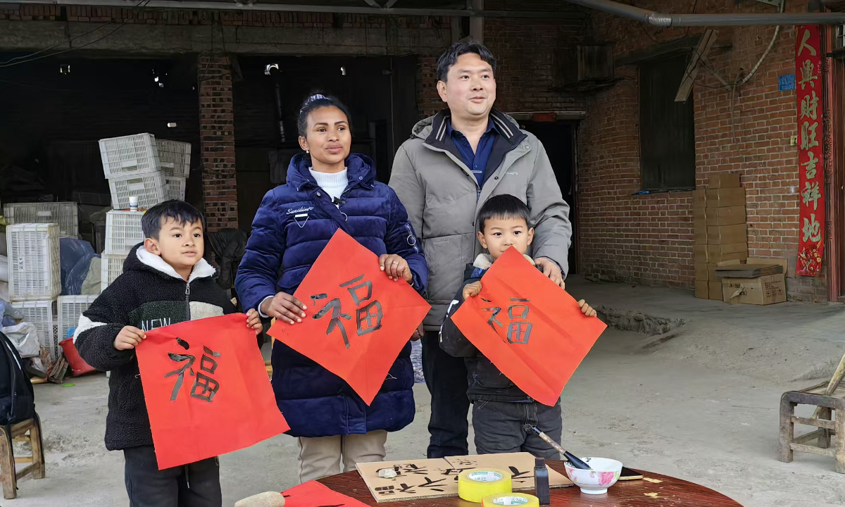 Hanna and her family write good luck posters for the Spring Festival in Xixia, Nanyang, Central China’s Henan Province on February 10, 2026. Photo: Zhu Peixian 