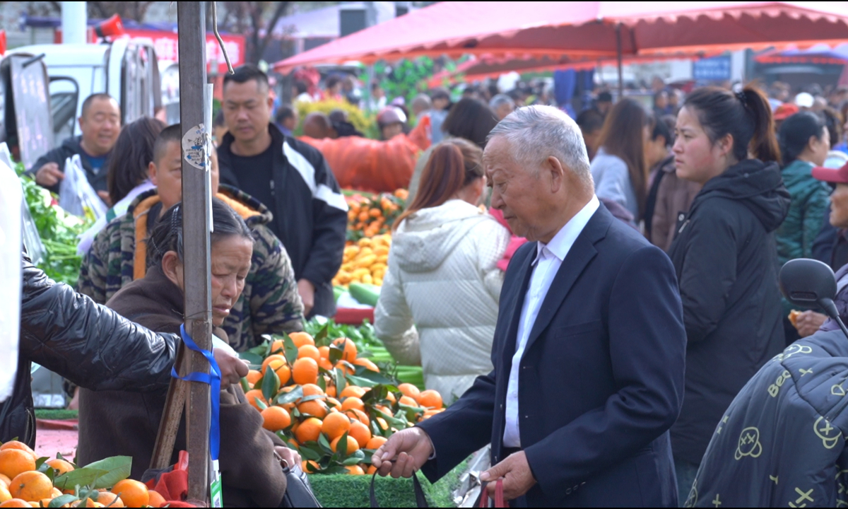 Local residents do shopping at the “common prosperity market” in Wenxing community, Huagai Township, Anzhou district of Mianyang, Southwest China’s Sichuan Province. Photo: Courtesy of the Organization Department of Anzhou district in Mianyang