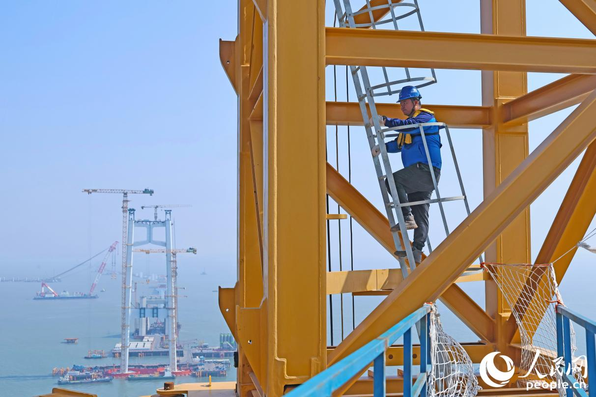 Tower crane operator Liu Guozheng at the construction site of the Xiamen-Kinmen Bridge (Xiamen Section) in Fujian Province Photo: Li Changqian/People's Daily Online