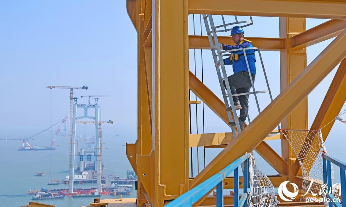 New Year on the Frontlines: Post-2000 generation workers stacking 'building blocks' near the Taiwan Straits