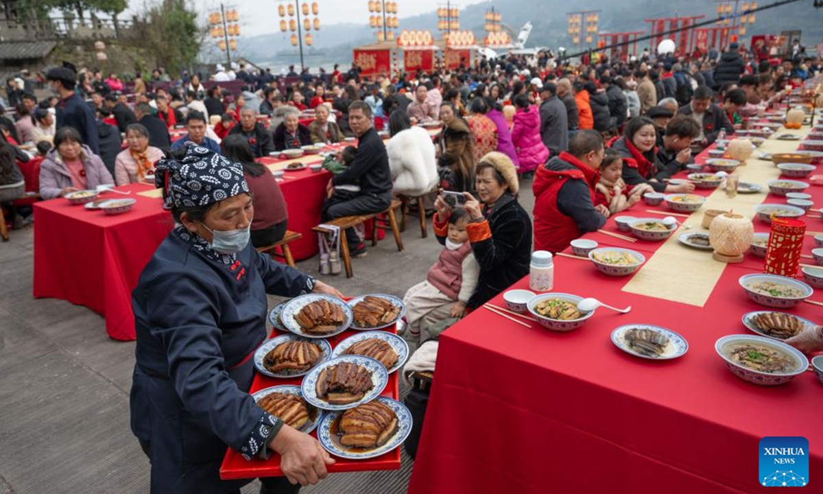 People enjoy a grand feast to mark the Chinese New Year's Eve in Songgai ancient town in southwest China's Chongqing, Feb. 16, 2026. Chinese New Year's Eve is the most significant moment of Spring Festival celebrations when families and friends sit around the table to share delicious food and personal stories, and stay up to welcome the New Year. (Photo: Xinhua)