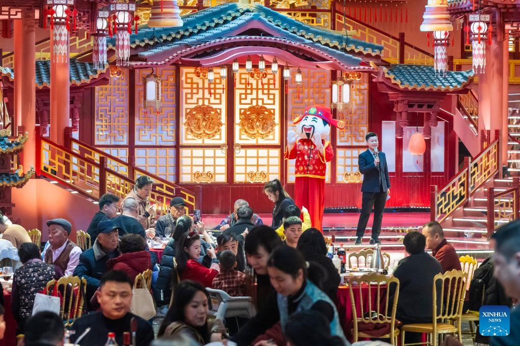 People enjoy the Chinese New Year's Eve dinner at a restaurant in Fanyang Town of Wuhu City, east China's Anhui Province, Feb. 16, 2026. Chinese New Year's Eve is the most significant moment of Spring Festival celebrations when families and friends sit around the table to share delicious food and personal stories, and stay up to welcome the New Year. (Photo: Xinhua)