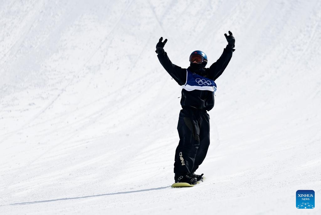 Su Yiming of China reacts during the snowboard men's snowboard slopestyle final at the Milan-Cortina 2026 Olympic Winter Games in Livigno, Italy, Feb. 18, 2026.  (Photo: Xinhua)