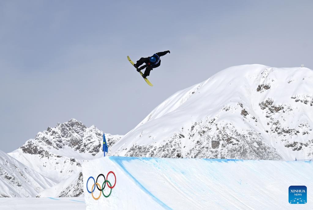 Su Yiming of China competes during the snowboard men's snowboard slopestyle final at the Milan-Cortina 2026 Olympic Winter Games in Livigno, Italy, Feb. 18, 2026.  (Photo: Xinhua)