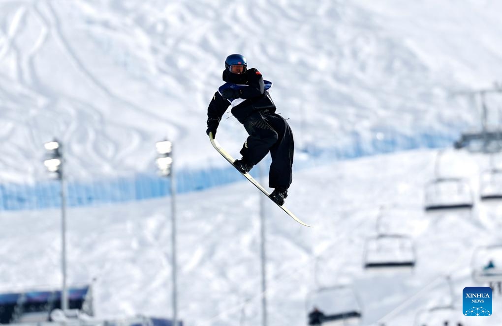 Su Yiming of China competes during the snowboard men's snowboard slopestyle final at the Milan-Cortina 2026 Olympic Winter Games in Livigno, Italy, Feb. 18, 2026. (Photo: Xinhua)