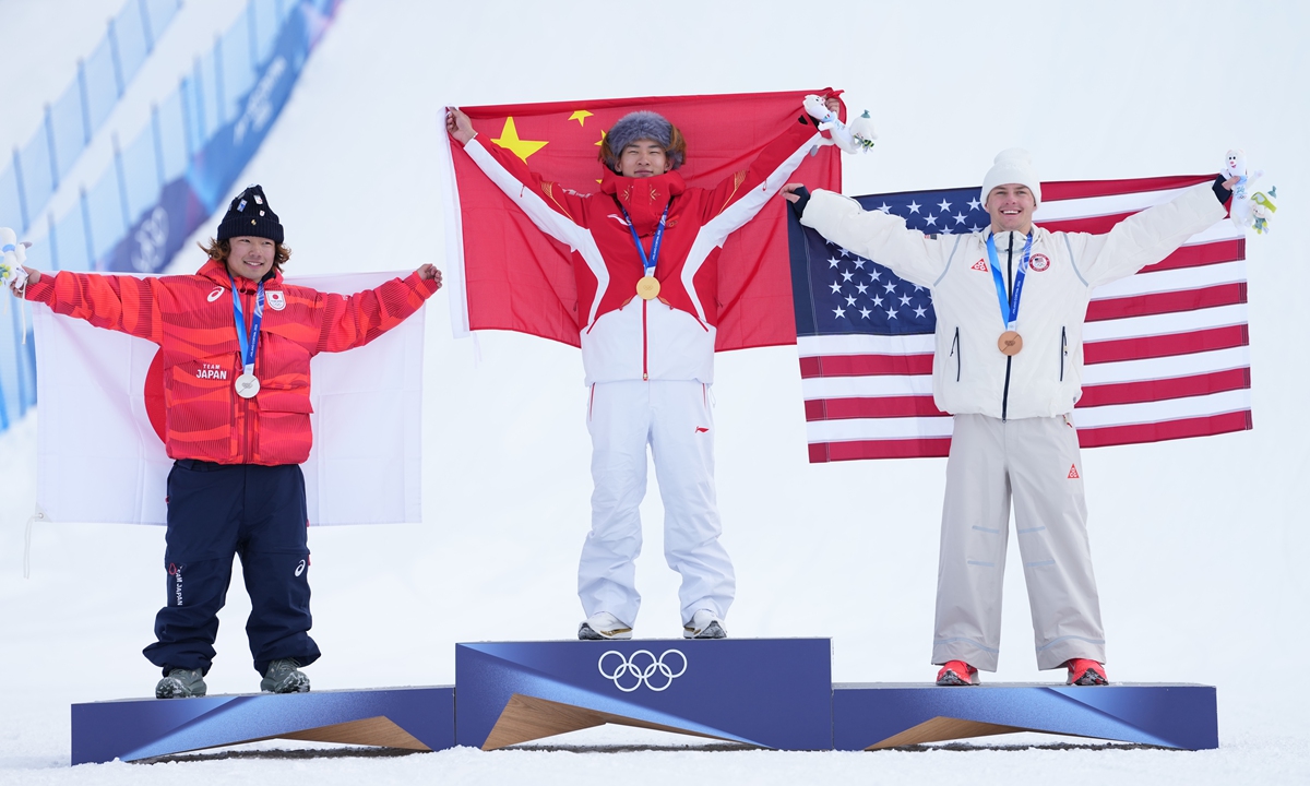 Su Yiming captured gold in the men's snowboard slopestyle final at the Livigno Snow Park on Wednesday, marking China's first gold of the Milan-Cortina Winter Olympics. The day also marks Su's 22nd birthday. The photo shows the awarding ceremony. Photo: Wang Jingyuan/People's Daily