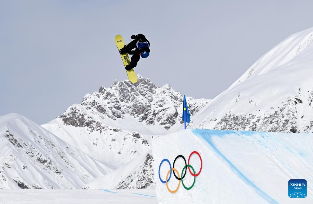 Su Yiming of China competes during the snowboard men's snowboard slopestyle final at the Milan-Cortina 2026 Olympic Winter Games in Livigno, Italy, Feb. 18, 2026. (Photo: Xinhua)