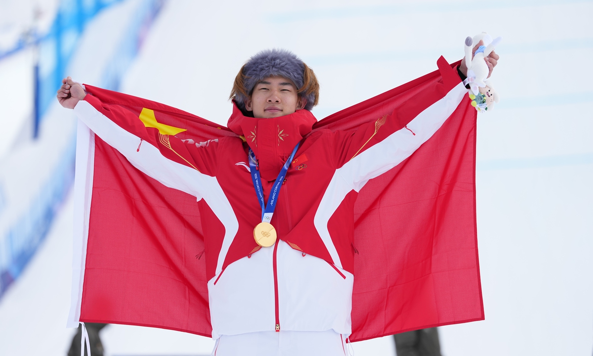 Su Yiming captured gold in the men's snowboard slopestyle final at the Livigno Snow Park on Wednesday, marking China's first gold of the Milan-Cortina Winter Olympics. The day also marks Su's 22nd birthday. The photo shows the awarding ceremony. Photo: Wang Jingyuan/People's Daily