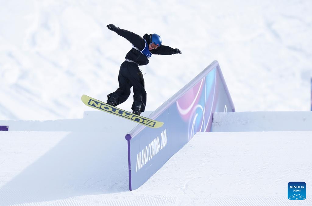 Su Yiming of China competes during the snowboard men's snowboard slopestyle final at the Milan-Cortina 2026 Olympic Winter Games in Livigno, Italy, Feb. 18, 2026.(Photo: Xinhua)