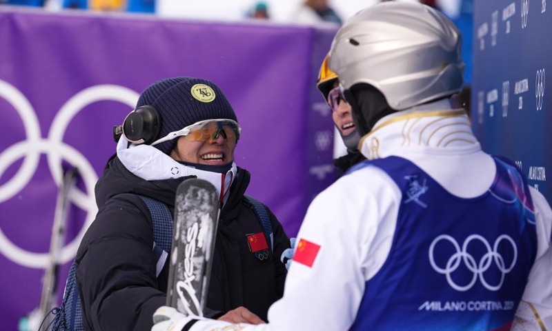 Wang Xindi (R) of China and his wife Xu Mengtao, who won the gold medal in the women's freestyle skiing aerials, are seen during the freestyle skiing men's aerials final 2 at the Milan-Cortina 2026 Olympic Winter Games in Livigno, Italy, Feb. 20, 2026. (Xinhua/Hu Chao)