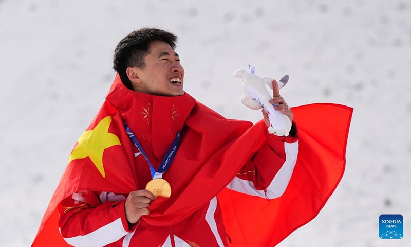 Gold medalist Wang Xindi of China celebrates during the awarding ceremony of the freestyle skiing men's aerials at the Milan-Cortina 2026 Olympic Winter Games in Livigno, Italy, Feb. 20, 2026. (Xinhua/Wu Huiwo)