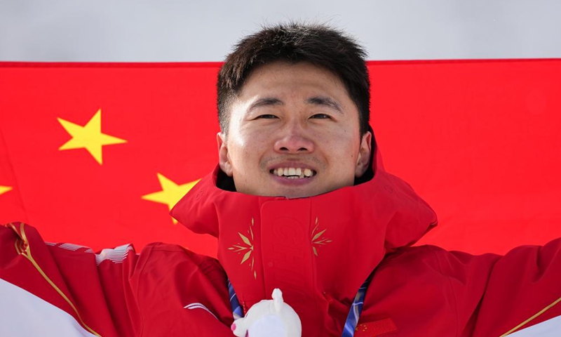 Gold medalist Wang Xindi of China pose during the awarding ceremony of the freestyle skiing men's aerials at the Milan-Cortina 2026 Olympic Winter Games in Livigno, Italy, Feb. 20, 2026. (Xinhua/Wu Huiwo)