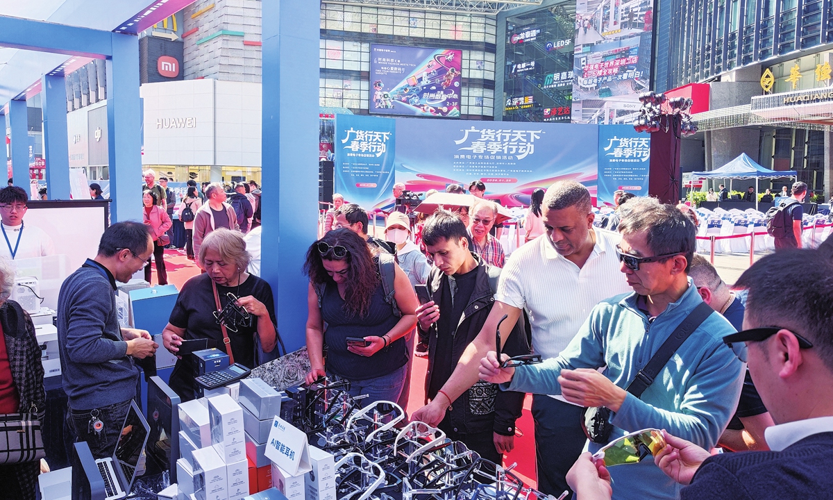 Domestic and overseas consumers shop for electronic products in Huaqiangbei, Shenzhen, South China's Guangdong Province, on January 25, 2026. Photo: VCG