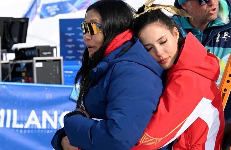Gold medalist Gu Ailing of China hugs her mother Gu Yan after the awarding ceremony for freestyle skiing women's freeski halfpipe at the Milan-Cortina 2026 Olympic Winter Games in Livigno, Italy, Feb. 22, 2026. (Xinhua/Xia Yifang)