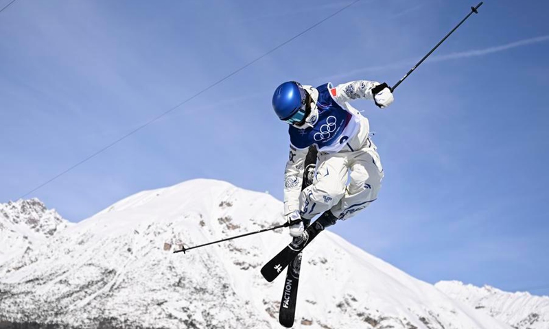 Gu Ailing in action of the halfpipe final. (Xinhua/Wu Huiwo)