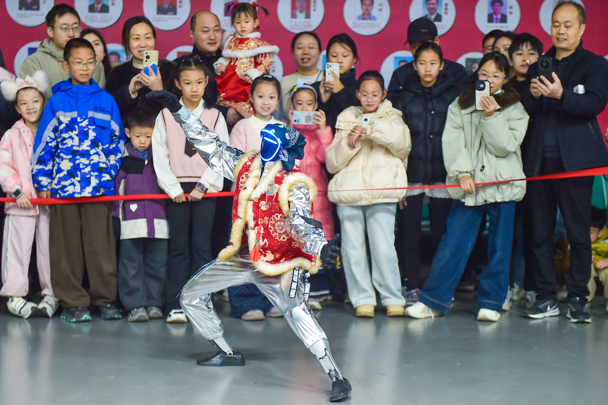 Children and their parents watch a robot perform at a science and technology museum in Luoyang, Central China's Henan Province, on February 23, 2026. Photo: VCG