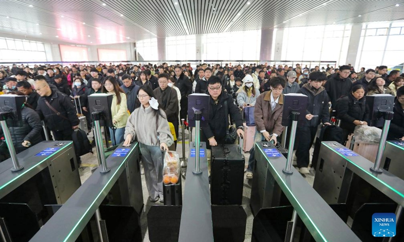 Passengers check in at the waiting hall of Huaibei Railway Station in Huaibei, east China's Anhui Province, Feb. 22, 2026. (Photo by Wan Shanchao/Xinhua)