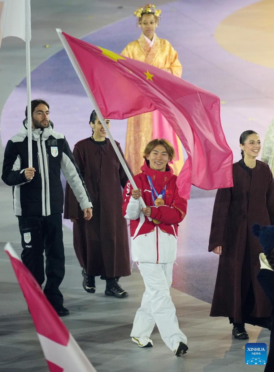 Su Yiming, flag bearer of the delegation of China, parades during the closing ceremony of the Milan-Cortina 2026 Olympic Winter Games at Verona Olympic Arena in Verona, Italy, Feb. 22, 2026. (Xinhua/Sun Fei)