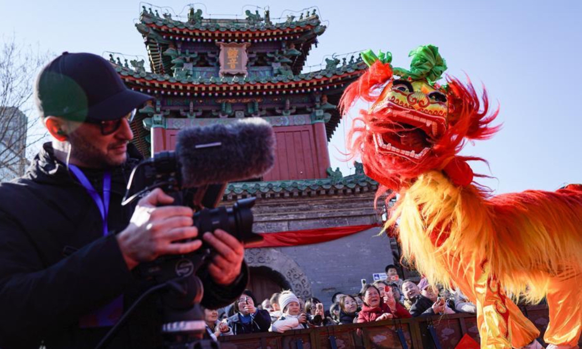 A foreigner films the lion dance performance at a temple fair in Beijing, capital of China, Feb. 17, 2026. (Xinhua/Chen Zhonghao)