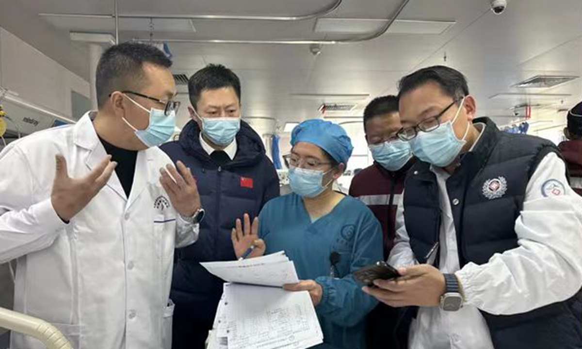 The author (first left) check on patients injured in the Shigatse earthquake at their bedsides. Photo: Courtesy of Peking Union Medical College Hospital