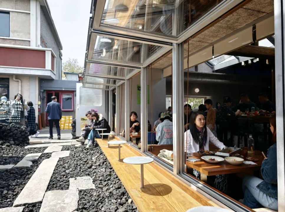 Customers shop near Baita Temple in Beijing on April 12. Photo: Xing Guangli / Xinhua News Agency