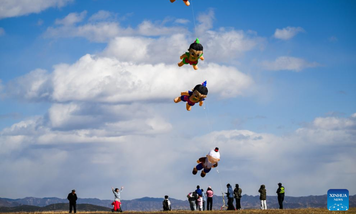 Tourists watch a kite performance during the Qingming Festival holiday at a grassland in Hohhot, north China's Inner Mongolia Autonomous Region, April 5, 2026. (Xinhua/Lian Zhen)