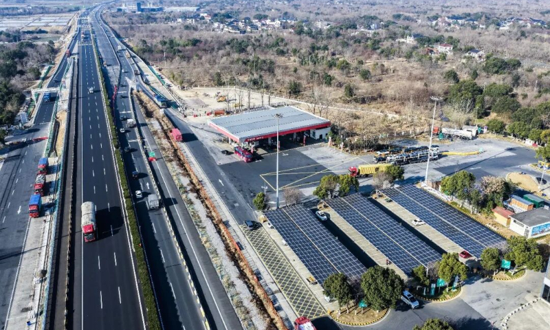 A drone photo taken on January 7, 2026 shows the upgraded expressway charging station under solar photovoltaic panels at the Changxing Service Area on the G50 Shanghai-Chongqing Expressway in Changxing County, East China’s Zhejiang Province. Photo: Xinhua