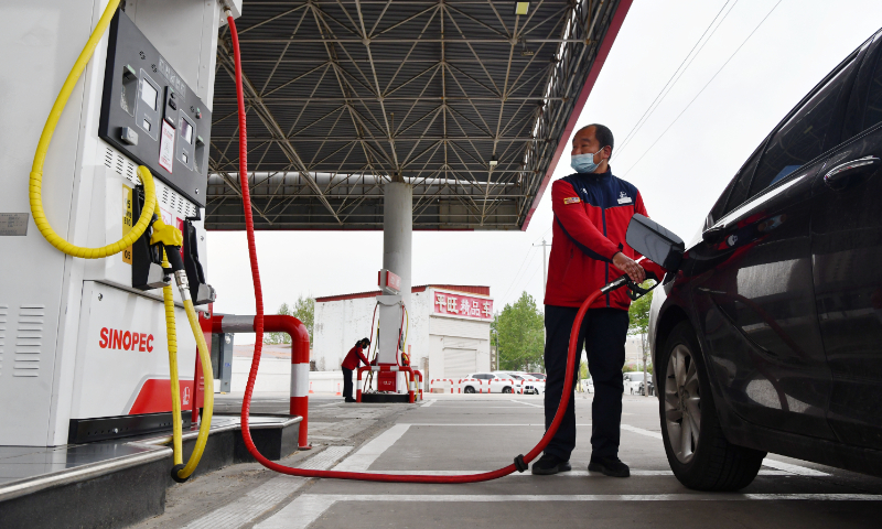 An employee fuels a car at a gasoline station in Shijiazhuang, North China's Hebei Province, on April 21, 2026. Starting from 24:00 on April 21, China's retail prices for gasoline and diesel will be reduced by 555 yuan ($81.4) and 530 yuan per ton, respectively, the National Development and Reform Commission said. Photo: VCG