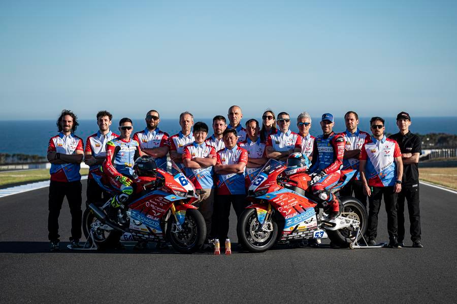 Zhang (C) takes a group photo with team riders at Phillip Island Grand Prix Circuit in Australia, Feb. 20, 2026. (Xinhua)