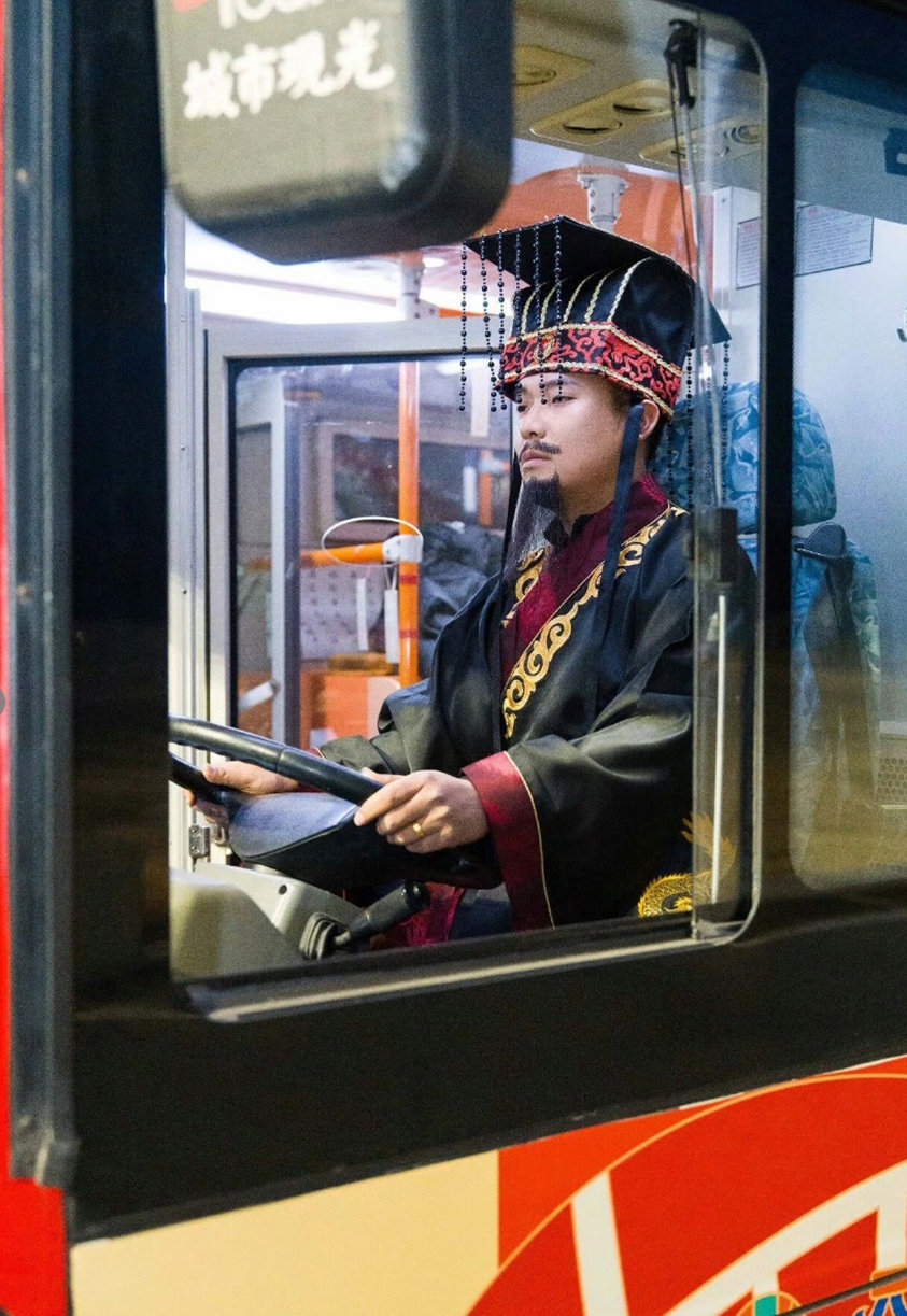 Emperor Qinshihuang drives a sightseeing bus.