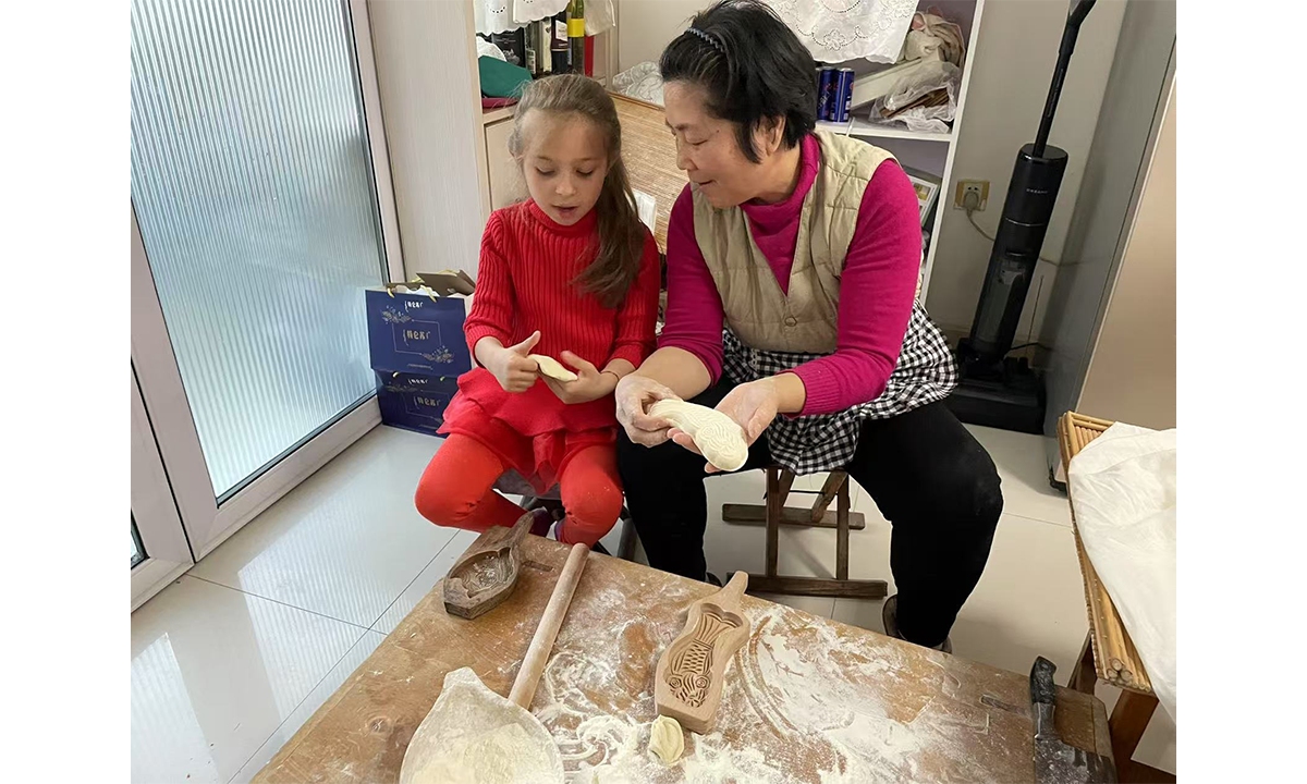 Andreea-Ema Stoian's extended family members (Smaranda, her friend's daughter and Ema Stoian's mother-in-law) prepare mantou, or steamed buns in Rizhao, East China's Shandong Province, on February 15, 2026. Photos: Courtesy of Andreea-Ema Stoian