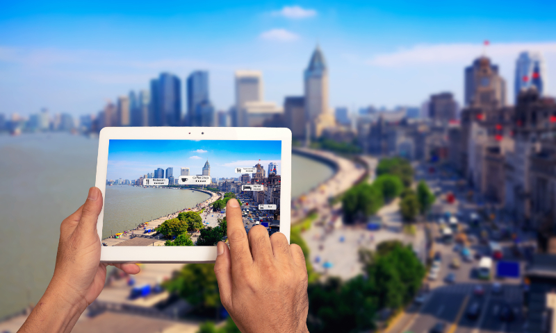A tourist uses an AI-empowered application to view information about the Bund in Shanghai. Illustration: VCG