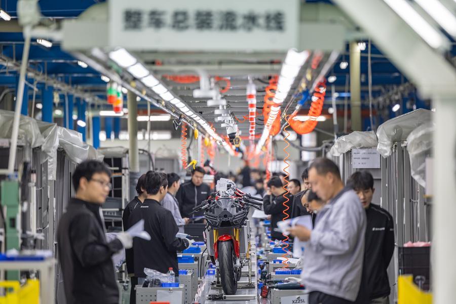 Staff members operate on an assembly line at the production workshop, April 1, 2026. (Xinhua/Huang Wei)