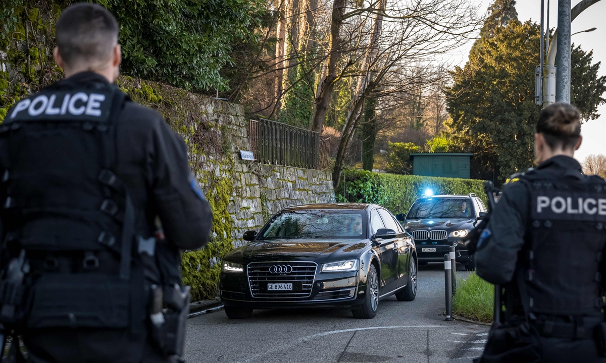 Police officers stand by as a convoy arrives at the Oman ambassador's residence for a new round of talks between the US and Iran to address Iran's nuclear program, in Geneva on February 26, 2026. Photo: VCG