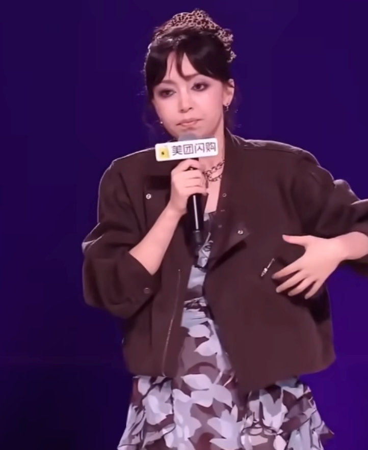 Screenshot of Xiaopa performing in 