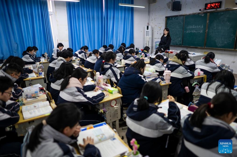 Zhang Qiongli instructs students at Enshi Tujia and Miao Autonomous Prefecture Senior High School in Enshi, central China's Hubei Province, Feb. 4, 2026. Photo: Xinhua