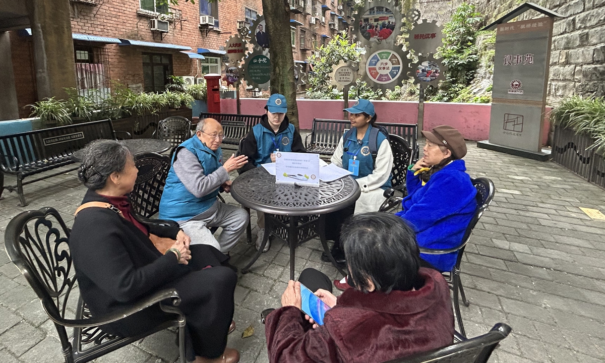 Yesmaganbet Doshan and Phommavong Pattarada solicit opinions from elderly residents in the Huanongli community in Shapingba district, Southwest China's Chongqing Municipality, on February 25, 2026. Photo: Chen Zishuai/GT