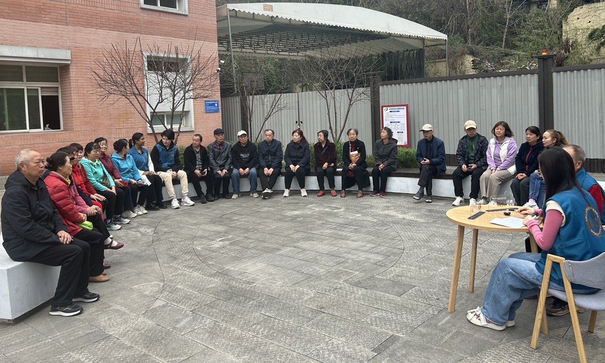 Legislative information collectors solicit opinions on a draft of the elderly care service regulations from residents in the Huanongli community in Shapingba district, Southwest China's Chongqing Municipality, on February 25, 2026. Photo: Chen Zishuai/GT