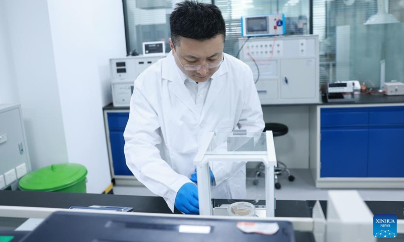 Zhang Fan observes an experiment at a laboratory of an electrical equipment company of China Electrical Equipment Group in Jinan, east China's Shandong Province, Feb. 13, 2026. Photo: Xinhua