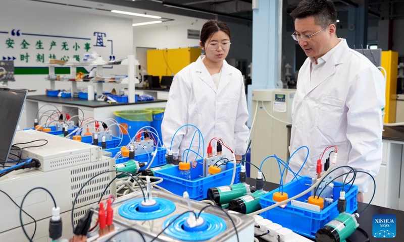 Zhang Fan (R) communicates with an engineer at a research base of China Electrical Equipment Group in Shanghai, east China, Jan. 27, 2026. Photo: Xinhua