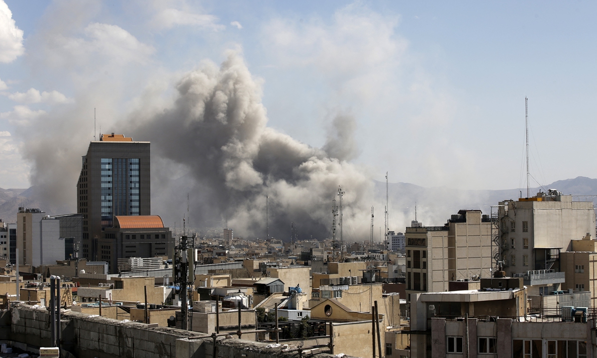 Airstrikes by the US and Israel on Iran continue, with thick smoke rising over the capital Tehran on March 1, 2026. Photo: IC