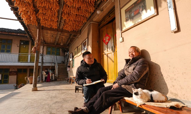 Zheng Wangchun (L) talks with a villager in Gulu Village of Hanyuan County, southwest China's Sichuan Province, Jan. 28, 2026. Photo: Xinhua