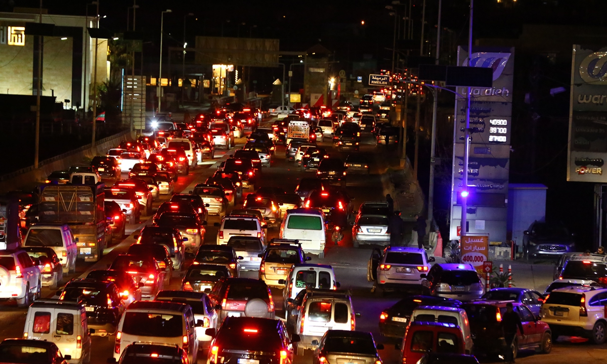 Thousands of people leave Sidon, Lebanon  on March 1, 2026 in cars after the Israeli army threatened to attack more than 50 villages and towns in southern Lebanon and the Beqaa Valley, and asked residents to leave their homes. Photo: VCG