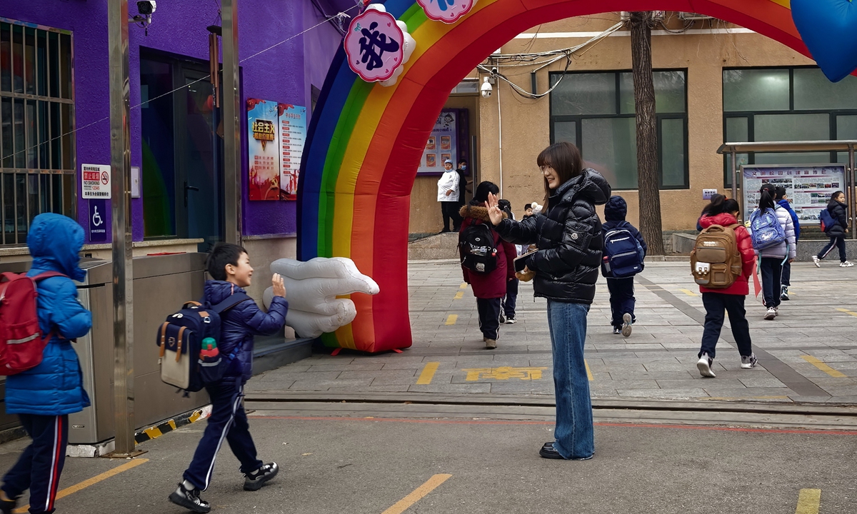 Students greet their teacher at the gate of an elementary school in Chaoyang district, Beijing on March 1, 2026, which marks the end of the winter holidays and the start of a new semester for some schools. Photo: Liu Yang/GT