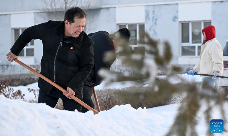 Musajan Khairat (front) cleans snow with local cadres near the community service center in Keregetas Village, Xinyuan County of Ili Kazak Autonomous Prefecture, northwest China's Xinjiang Uygur Autonomous Region, Feb. 9, 2026. Photo: Xinhua