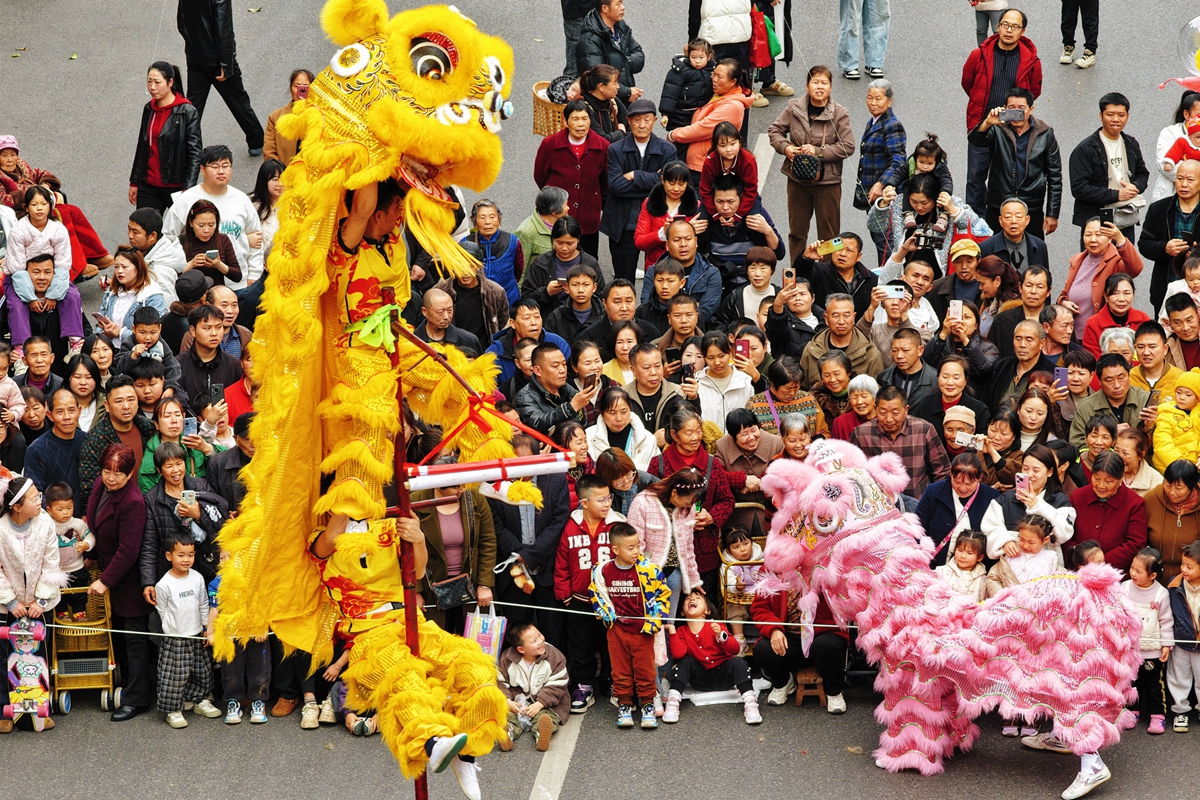 People watch a lion dance performance during the day of the Lantern Festival - which falls on the 15th day of the first month of the traditional Chinese calendar - in Southwest China's Chongqing Municipality on March 3, 2026. Various activities were held across China to celebrate the Lantern Festival that day. Photo: VCG